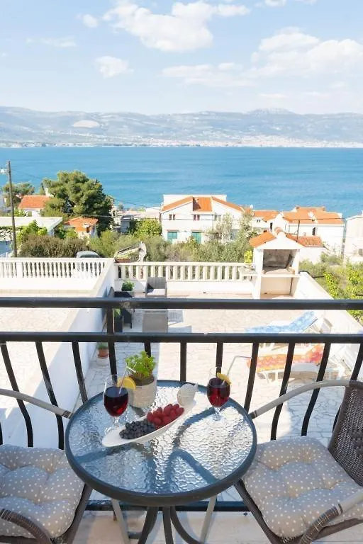 Ferienwohnung In Arbanija Mit Meerblick, Balkon, Klimaanlage, W-Lan 5137-1 Trogir Lägenhet