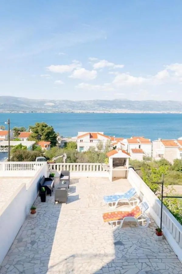 Ferienwohnung In Arbanija Mit Meerblick, Balkon, Klimaanlage, W-Lan 5137-1 Trogir Lägenhet