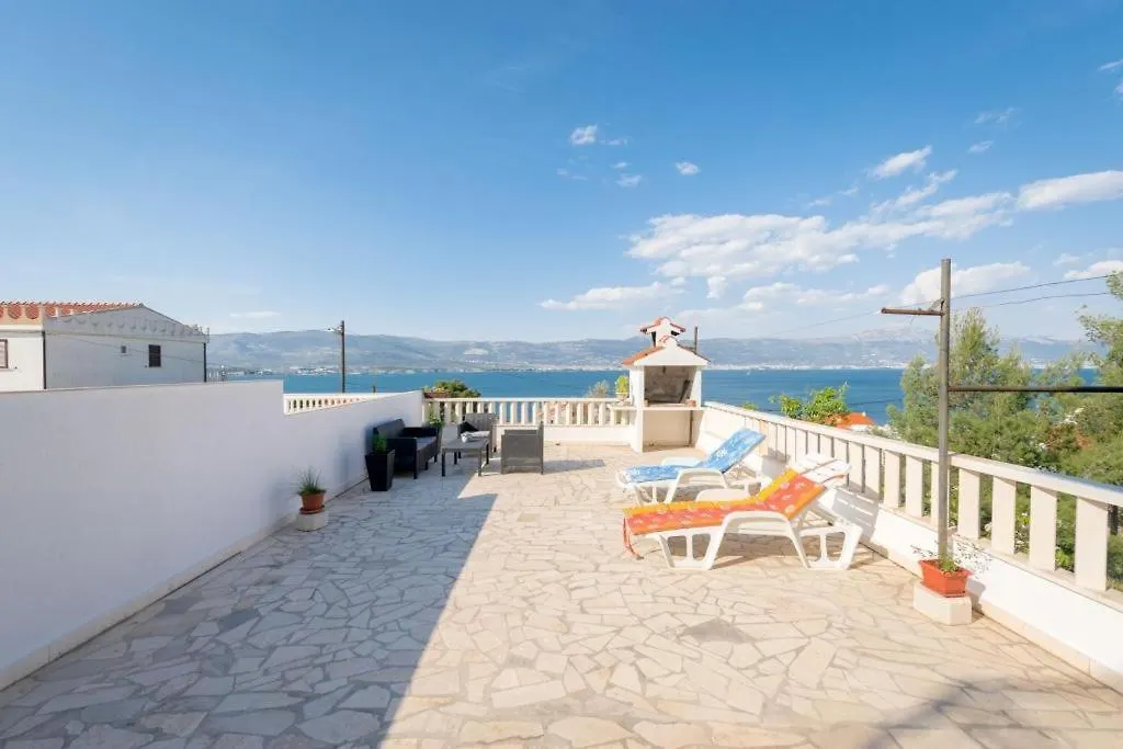 Ferienwohnung In Arbanija Mit Meerblick, Balkon, Klimaanlage, W-Lan 5137-1 Trogir Lägenhet